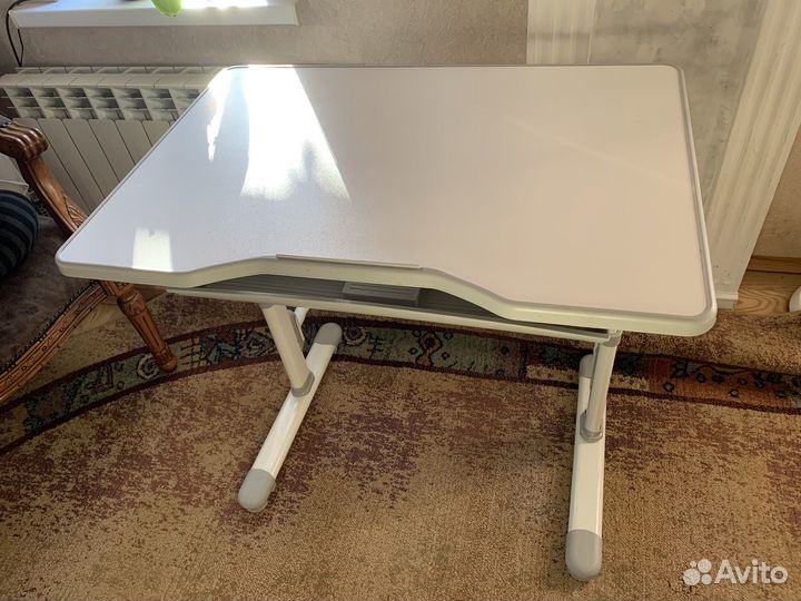 Детский письменный стол и стул