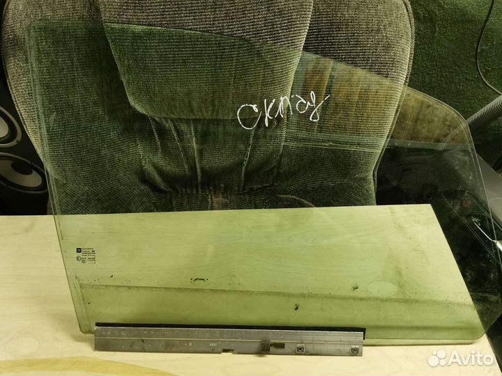 Opel Zafira B стекло правое переднее