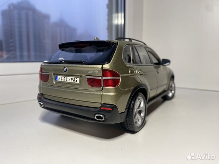 Масштабная модель BMW X5 E70 1/18 Bburago