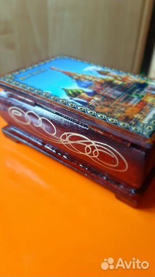 Шкаиулка лаковая новая
