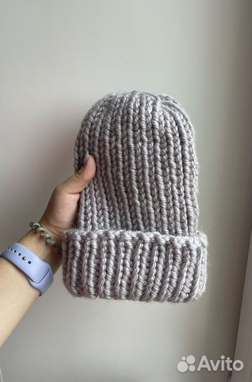 Вязаная зимняя женская шапка