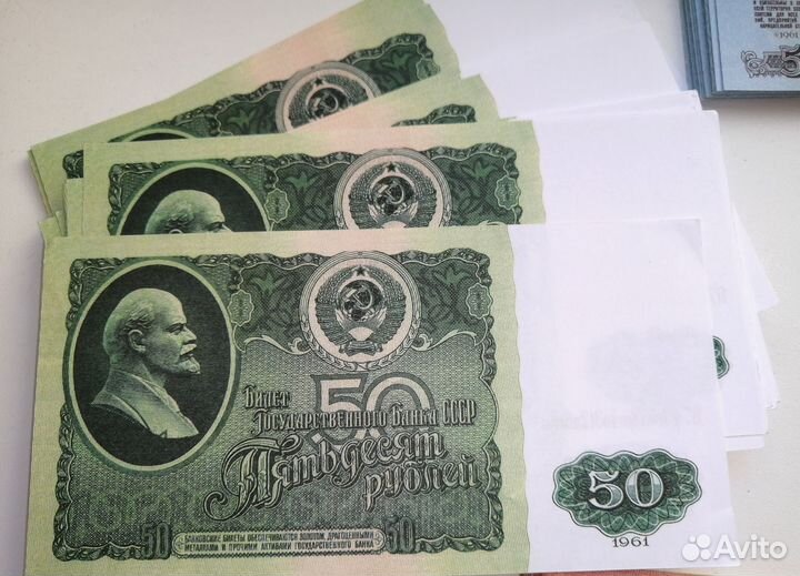 Деньги. Много денег. Новые. Игрушечные. Для выкупа