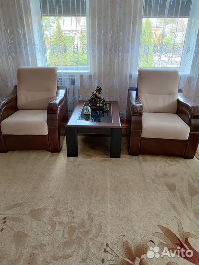 Стол и кресло