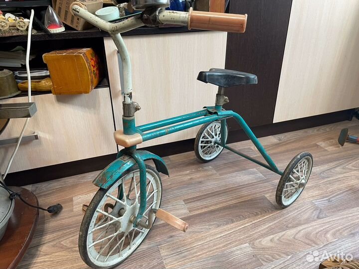 Трехколесный велосипед со звонком