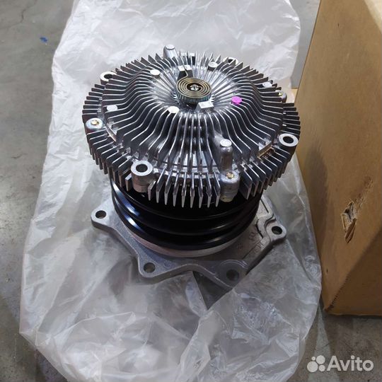 Помпа водяная с вискомуфтой nissan 21010-80GX9 2.7