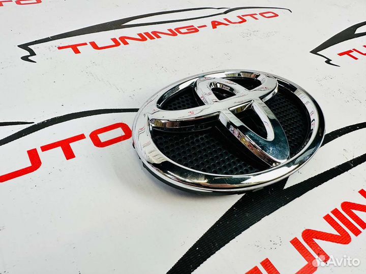 Эмблема в решетку Toyota Land Cruiser 200 H0689