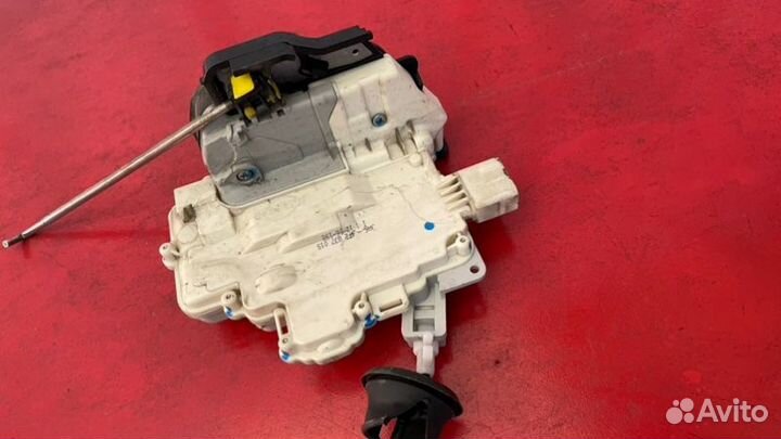 Замок двери передний левый Audi A6 C6 BDW 2.4