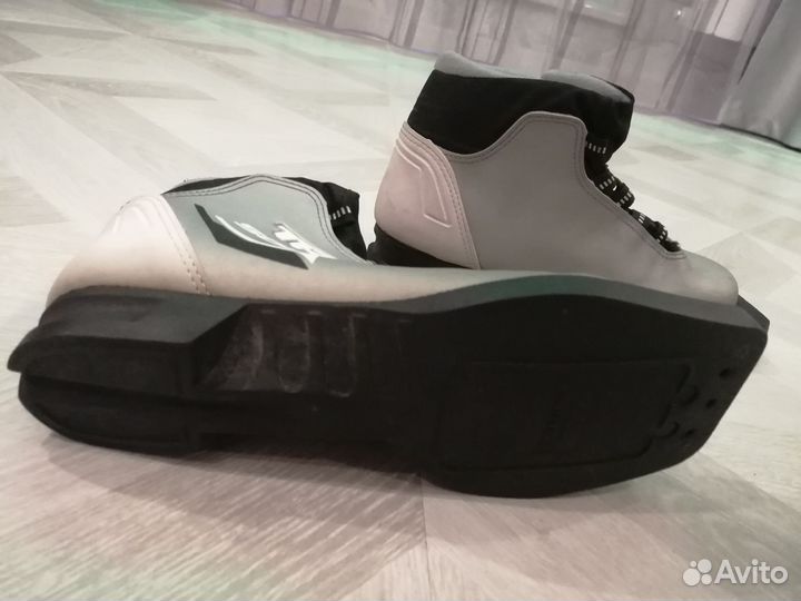 Лыжные ботинки серые