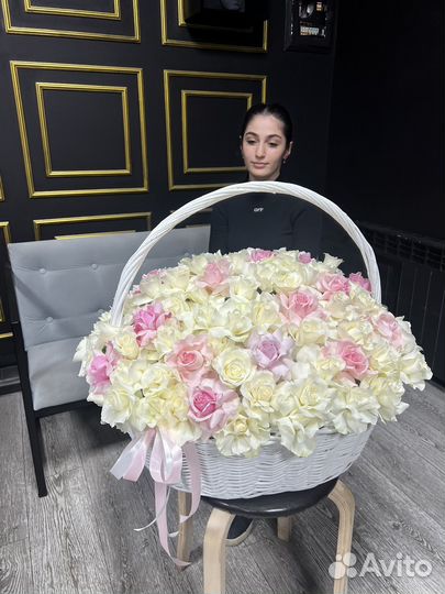 Цветы огромная корзина 101 роза