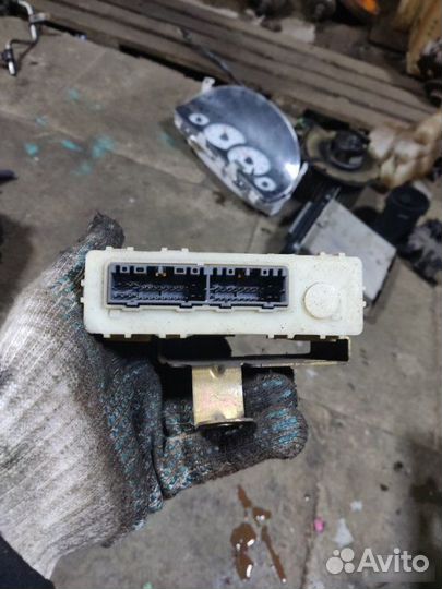 Блок управления центральным замком Ford Escape