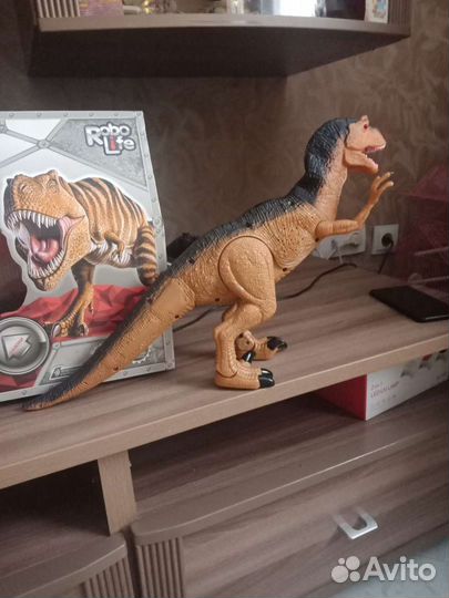 Динозавр на пульте Управления, большой