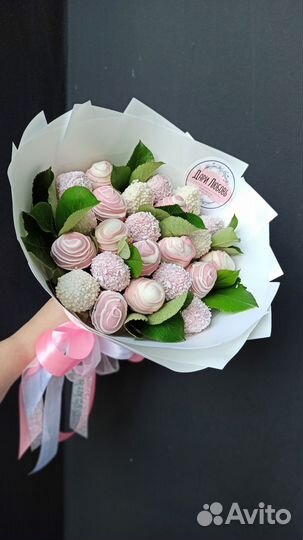 Клубника в шоколаде с зеленью