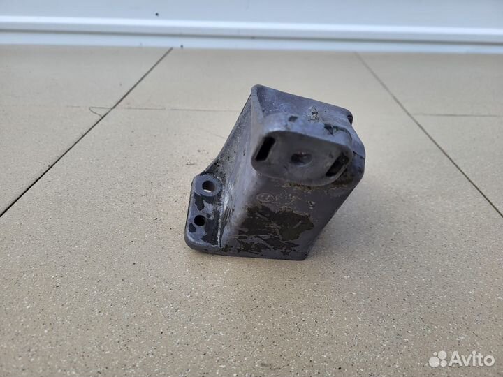 Кронштейн двигателя левый VW Passat B5