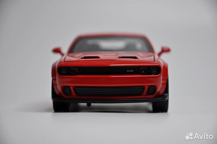 Модель автомобиля Dodge Challenger SRT металл