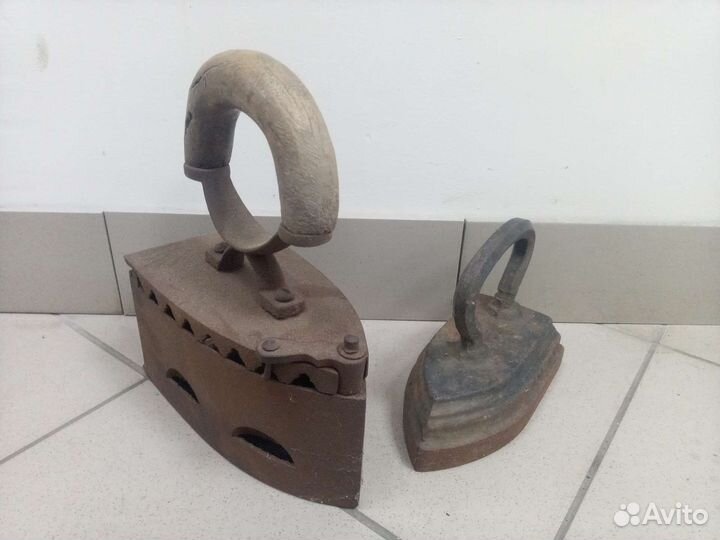 Старый утюг на углях литой