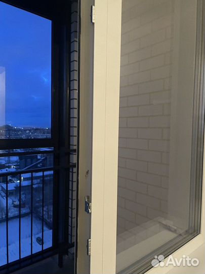 Окно и дверь на балкон