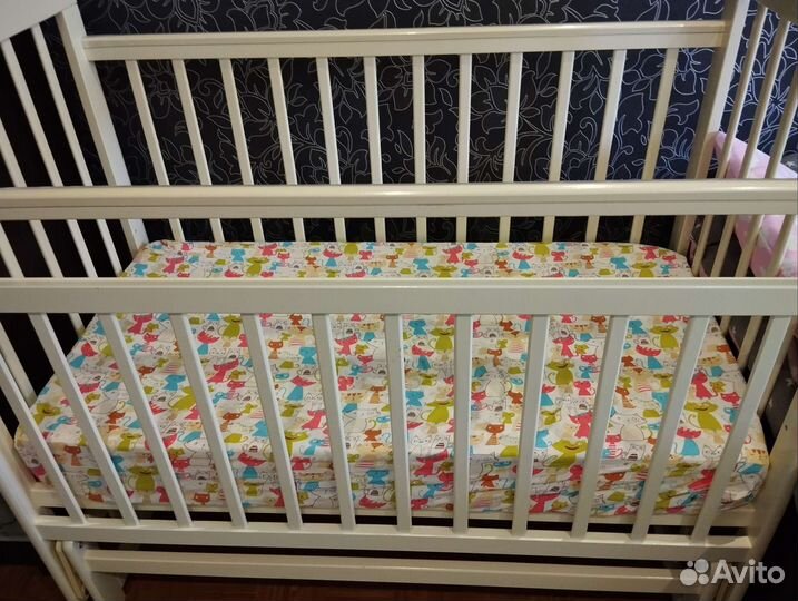 Детская кроватка с маятником