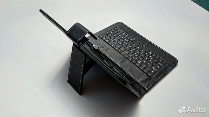 Чехол-книга с встроенной клавиатурой для планшета