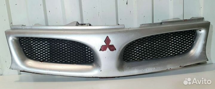 Решетка радиатора Mitsubishi Carisma Дорестайлинг