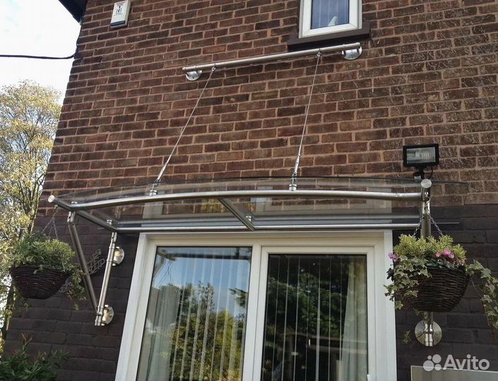 Стеклянный козырек над входом