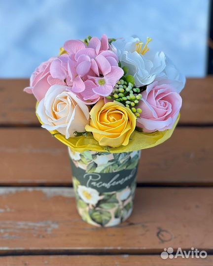 Букет из мыльных роз, ромашки, камелии, гортензии