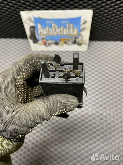 Кнопка обогрева зад. Стекла Audi 80 B3