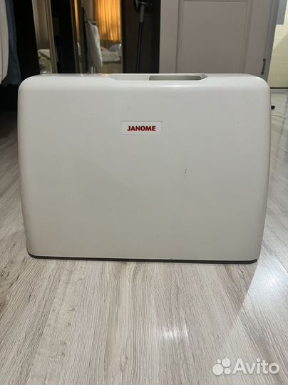 Швейная машина Janome DC 4030