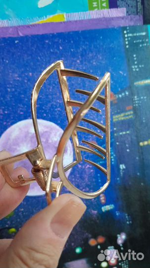 Стильный крабик для волос