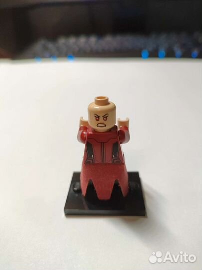 Минифигурка алая ведьма sh256