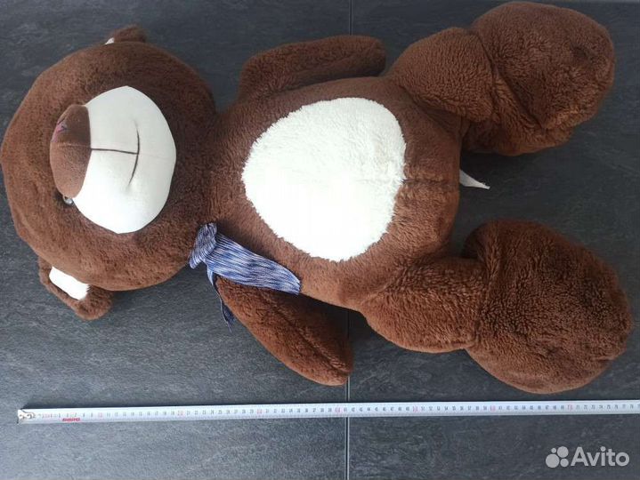 Большой плюшевый медведь