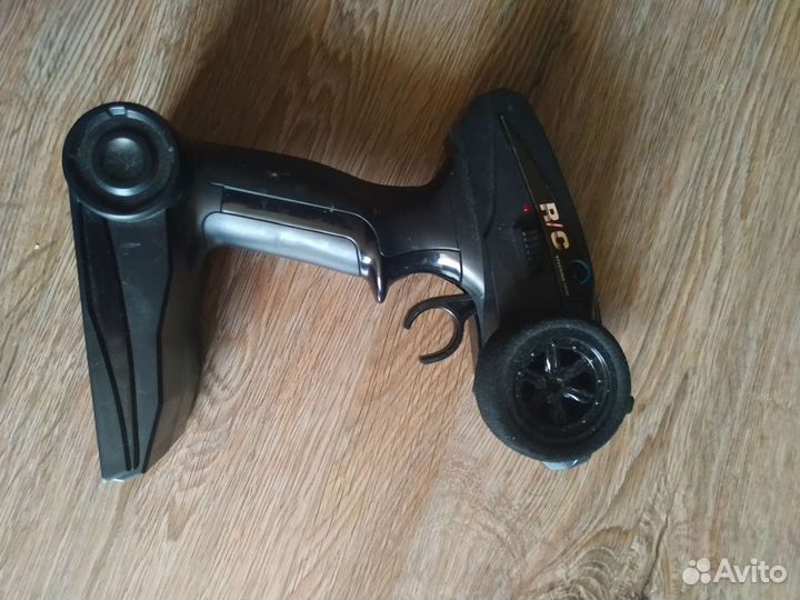 Машинка на пульте управления Thunder 4x4