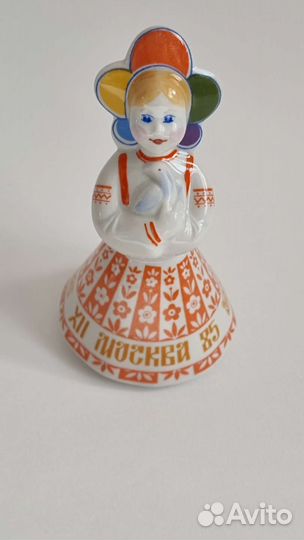 Фарфоровая статуэтка Катюша Фестивальная с голубем