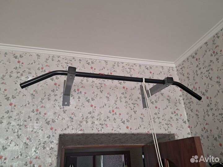 Турник настенный