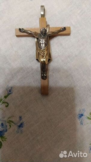 Крестик из сандалового дерева с распятием