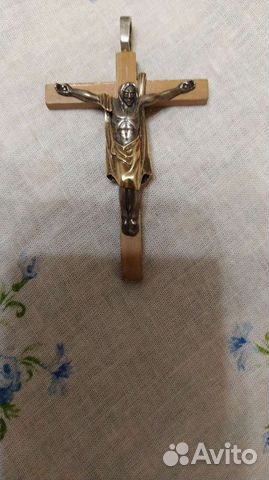 Крестик из сандалового дерева с распятием