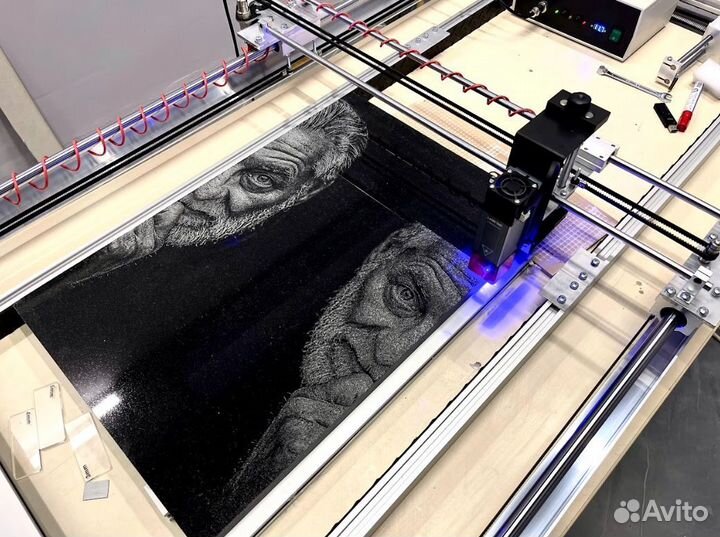 Гравировальный лазерно-ударный станок по камню