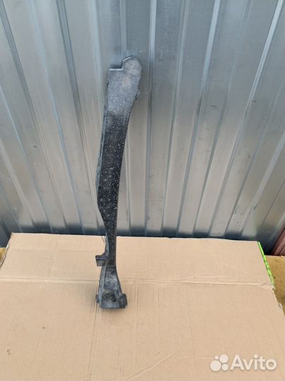 Наполнитель левого крыла Toyota Camry 40