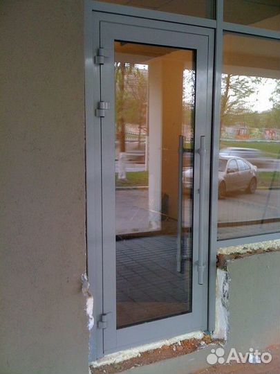 Алюминиевая дверь стекло