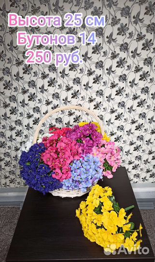 Искусственные цветы на кладбище