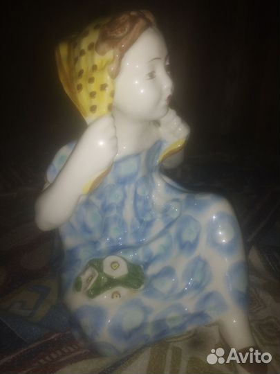 Статуэтка девочка с косынкой