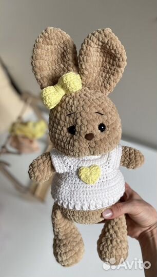 Вязаная игрушка ручной работы Заяц