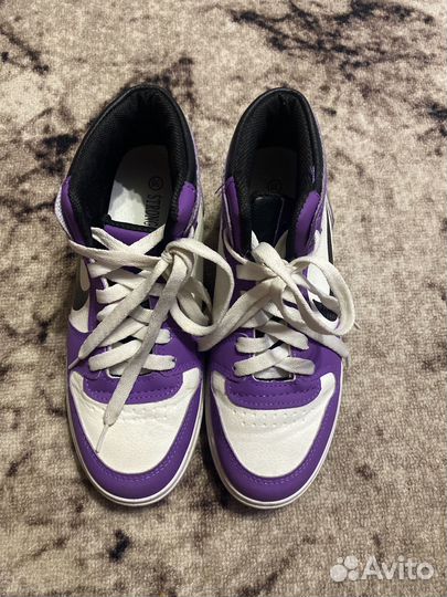 Кроссовки женские