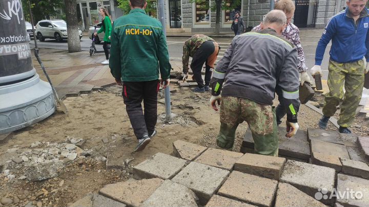 Подсобный рабочий на укладку тротуарной плитки