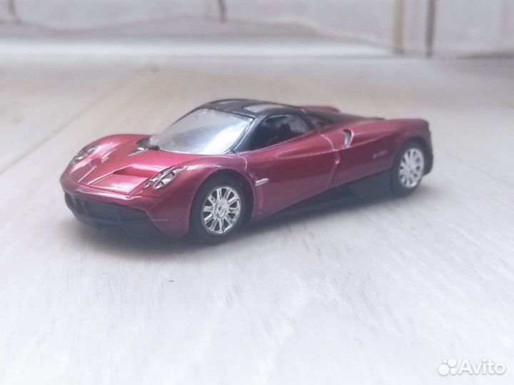 Игрушечная машинка 