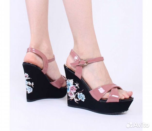 Босоножки на танкетке