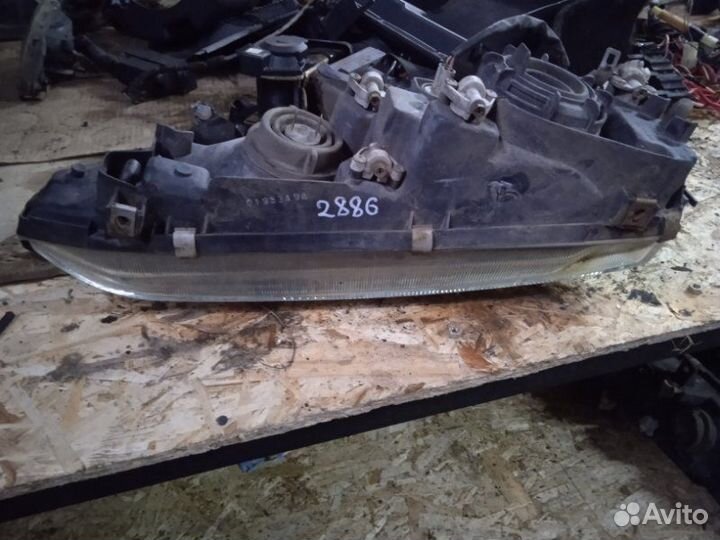 Фара галогеновая передняя правая Mitsubishi Galant