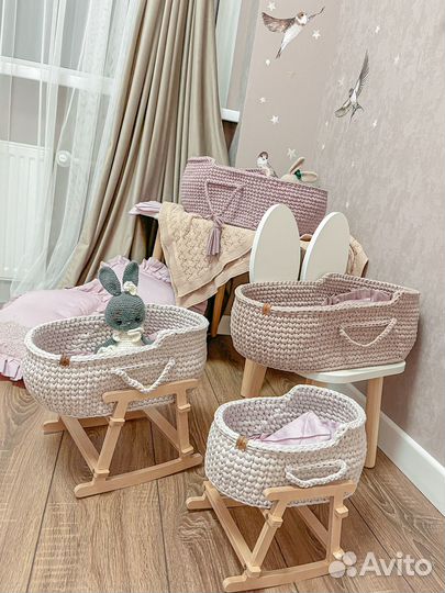 Вязаная люлька для куклы с подставкой