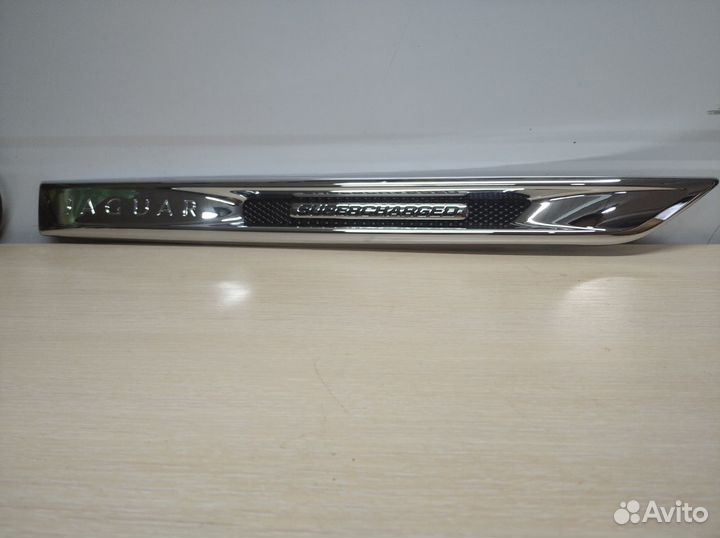 Молдинг переднего крыла Jaguar XJ 2010 - 2020