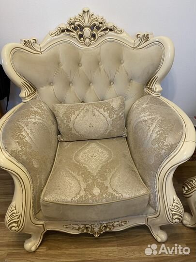 Диван и два кресла, журнальный столик