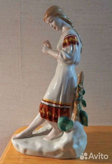 Статуэтка фарфоровая 
